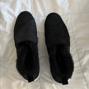 Toms women’s Black Slip-On Sneakers